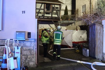 Rauchmelder wecken Nachbarn: 81-Jährige stirbt, Kind (7) verletzt