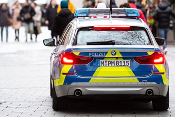 München: Sie gaben sich als Polizeibeamte aus! Junger Mann in München beklaut