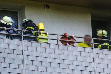 Hamburg: Flammen im Mehrfamilienhaus: Mann lebensgefährlich verletzt