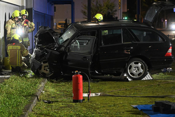 Mercedes scheppert gegen Hauswand: Fahrer muss reanimiert werden