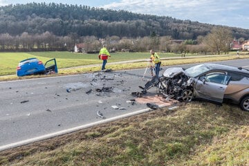 Frontalunfall auf Landstraße: Frau (†60) stirbt, eine Person in Klinik