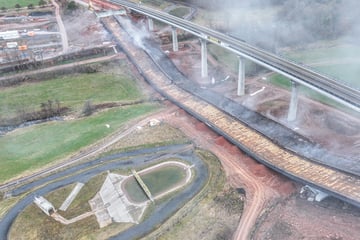 Spektakuläre Brückensprengung an Autobahn