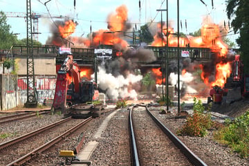 Hamburg: Heftige Detonation in Hamburg: Bahn sprengt Brücke