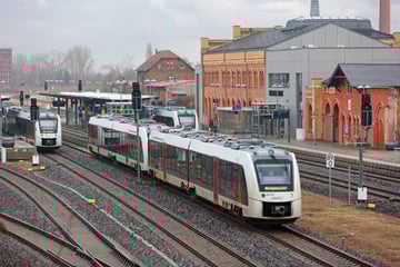 Vier Männer prügeln sich vor dem Bahnhof: Polizei sucht Zeugen