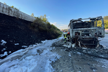 Unfall A9: A9 beidseitig gesperrt: Lkw mit Öl-Tank geht in Flammen auf