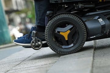 Passanten wählen Notruf: Aggro-Rollstuhlfahrer schlägt Beamtin ins Gesicht
