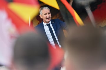 AfD-Anhänger gehen mit Björn Höcke am Tag der Deutschen Einheit auf die Straße