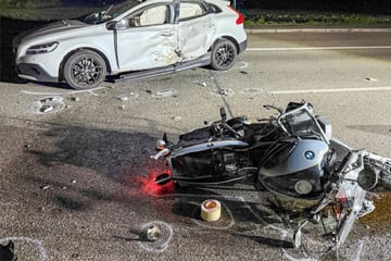 Motorradfahrer stirbt bei Crash, Sozia lebensbedrohlich verletzt