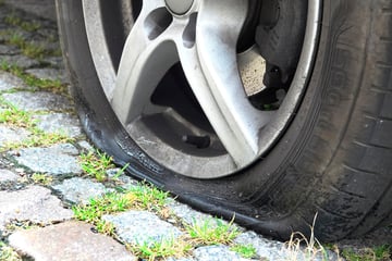 Chemnitz: Reifen zerstochen, Karosserie zerkratzt: Auto-Vandalen wüten in Chemnitz