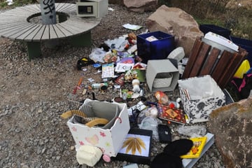 Chemnitz: Chemnitz vermüllt: Abfall-Ärger am neuen Wetterpilz, Zahl der Anzeigen steigt