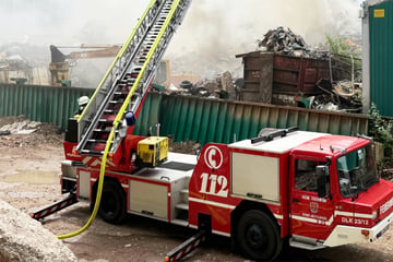 Schrotthaufen in Flammen: Warnmeldung an mehrere Gemeinden