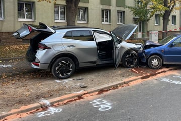 Tödlicher Unfall: SUV-Fahrer kracht in parkende Autos und stirbt im Krankenhaus