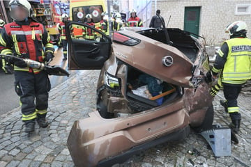 Auto kracht in Hauswand: Fahrer im Erzgebirge schwer verletzt