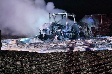 Traktor rammt Strommast: Flammen verletzen Fahrer schwer!