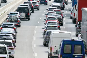 Unfall A9: Dodge kracht mit Lkw zusammen: A9 nach Unfall gesperrt
