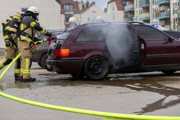 Feuerwehreinsatz auf Parkdeck: Audi in Brand geraten