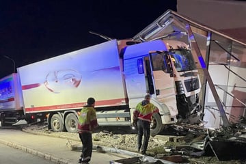Desaster in der Nacht: Lkw kracht mitten in Geschäftsgebäude