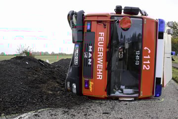 Auto rammt Erdwall und überschlägt sich: Seine Retter ereilt das gleiche Schicksal