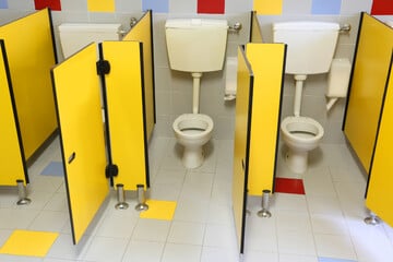 Irre Schulregeln! WC-Verbot während des Unterrichts - Mädchen brauchen roten "Periodenpass"
