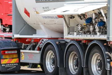 Unfall A14: Gefahrguttransporter bleibt auf A14 liegen: Flüssigkeit tritt aus!