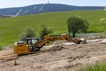 Feriensiedlung soll auf unberührter Bergwiese entstehen: NABU erwirkt Baustopp