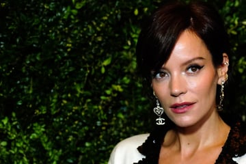 Schmutzige Sohlen und weiße Socken: Lily Allen lässt Herzen der Fans mit Fußbildern höher schlagen