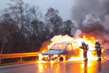 Unfall A1: Feuer-Schock auf A1-Zubringer: Auto brennt auf Standstreifen lichterloh!