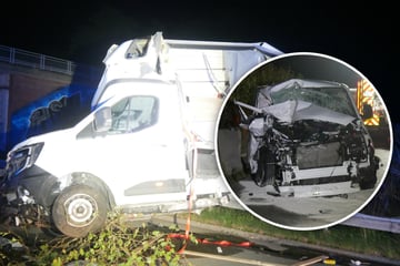 Unfall A1: Lkw landet nach Crash mit Transporter auf der Leitplanke