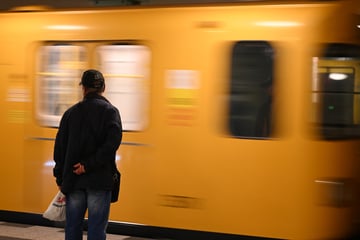 Tödliches U-Bahn-Drama in Neukölln: Person mit Rollator von Zug erfasst