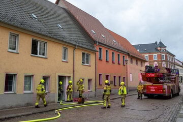 Feuer in Hausflur: Zwei Bewohner im Krankenhaus