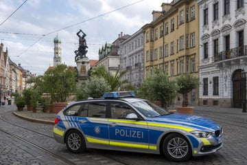 Brutaler Angriff auf Frau in Augsburg: Polizei fahndet nach Schläger-Quartett