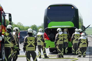 Unfall A4: Motor brennt! Bus aus Kiew bleibt auf A4 liegen, Fahrgäste gestrandet