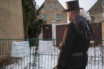 Beim Schornsteinfeger sehen sie rot: Zwillinge (66) lösen filmreifen Polizeieinsatz aus