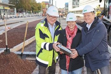 Bevor die Bahnen wieder rollen: Magdeburg versenkt Zeitkapsel im Gleisbett