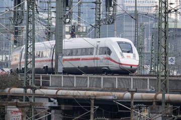 Aus Angst vor Polizei: Schwarzfahrer zieht Notbremse bei 280 km/h