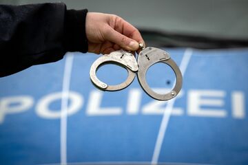Chemnitz: Vier gegen einen! Jugendbande überfällt 18-Jährigen in Chemnitz