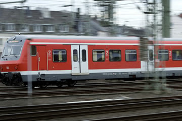 16-Jähriger mit lebensgefährlichen Verletzungen auf Zugdach entdeckt: Ist er auf der S-Bahn gesurft?