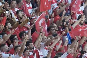 Eklat im Stadion: Türkei-Fans zeigen Wolfsgruß während der Hymne!