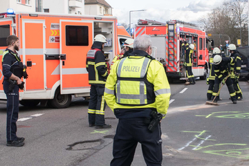 Heftiger Unfall in Niehl: Kölner Feuerwehr befreit eingeklemmte Frau aus Wagen