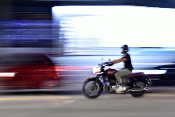 Motorradfahrer überholt rechts, kracht gegen Mercedes - und flieht