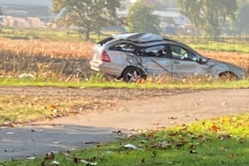 Mercedes überschlägt sich und kracht gegen Baum: Kleinkind in Lebensgefahr
