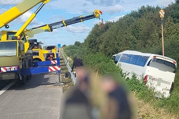 Unfall A38: Reisebus mit knapp 50 Menschen entgeht knapp Tragödie! Polizei lobt Fahrer