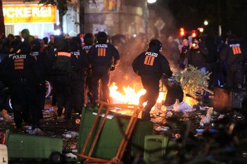 Pyrotechnik und Flaschenwurf: Polizei löst Aufzug nach Schanzenfest auf