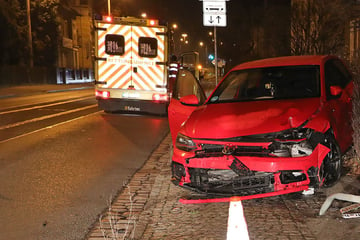 Unfall auf der Königsbrücker: VW kracht in Straßenbahn und reißt Schild mit!