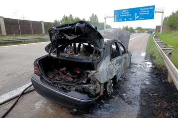 Unfall A4: Mercedes brennt auf Autobahn: Sperrung auf A4
