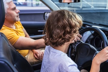 Betrunkener Vater lässt sich von Sohn (10) herumkutschieren