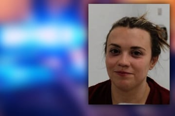 Lehrerin schickt Schüler (14) Nacktbilder von sich, danach fordert sie ihn auf, die Chats zu löschen