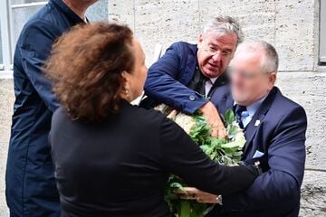 Tumult beim Staatsakt: Streit um AfD-Kranz endet im Handgemenge