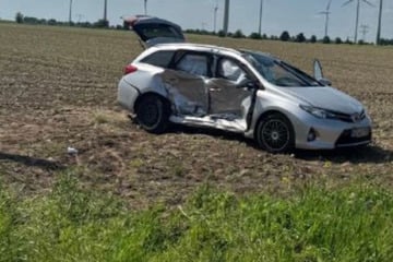 Auto landet nach Zusammenprall auf Acker: Aber was ist passiert?