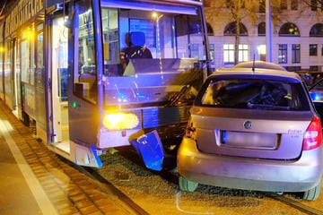 Crash auf dem Innenstadtring: Skoda und Straßenbahn stoßen zusammen